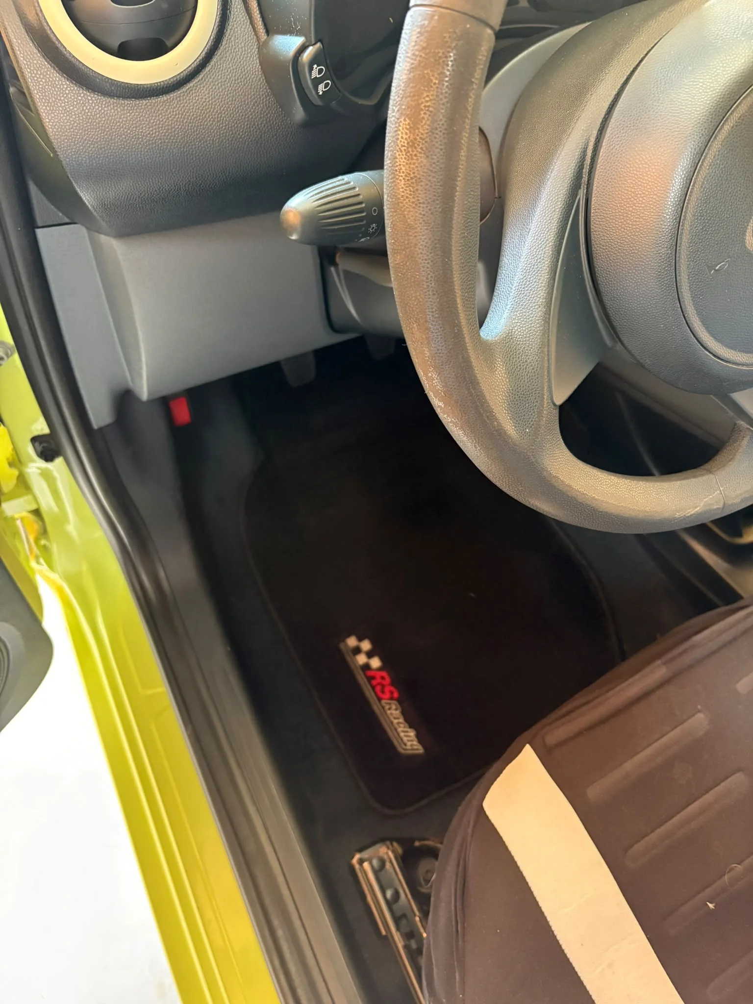 Gereinigter Fahrerfußraum nach der Innenraumaufbereitung